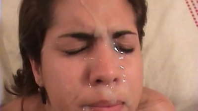 Brunette wokongola wachilatini amakhala ndi kugonana kwaukali